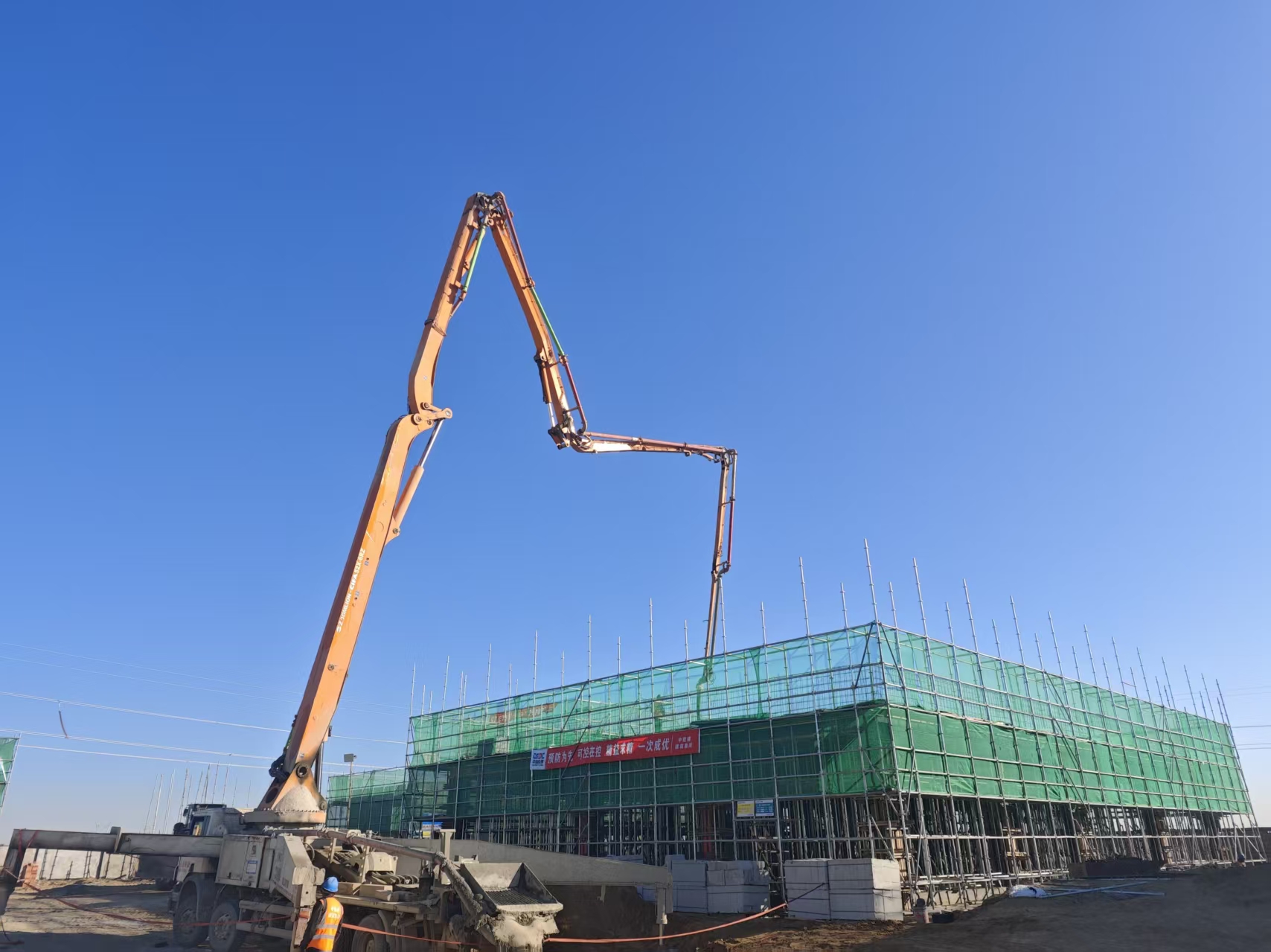 中能建建筑集团大井西220千伏光伏汇集站项目电气综合楼顺利浇筑