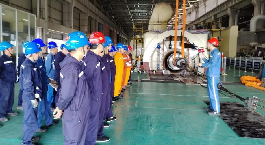 国家电投景德镇分公司顺利完成景电#2机组B修发电机转子抽吊工作