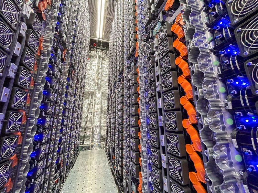 世界上最大的电池电动船开始充电