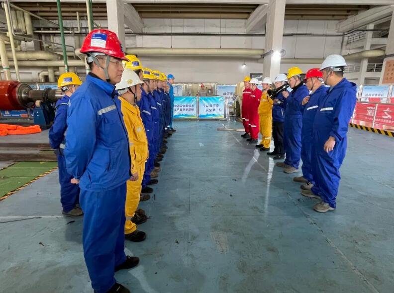 华润电力南京公司化工园项目#4发电机转子穿装完成！