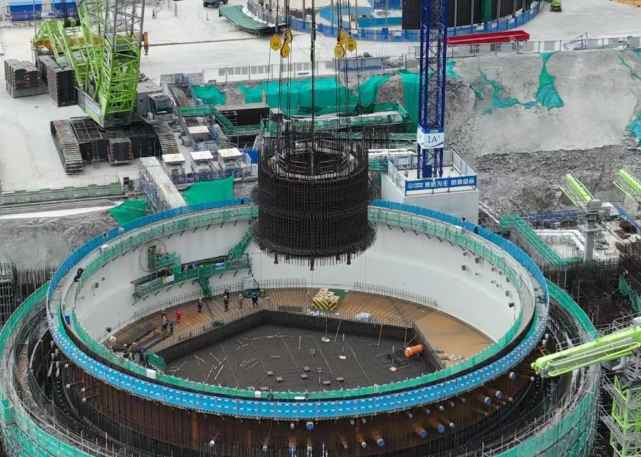 浙江金七门核电华龙堆芯竖井钢筋笼模块吊装成功