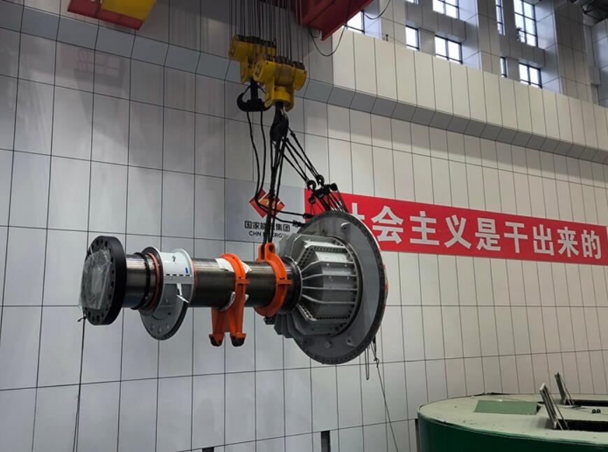 枕头坝二级水电站2号机组主轴吊装就位