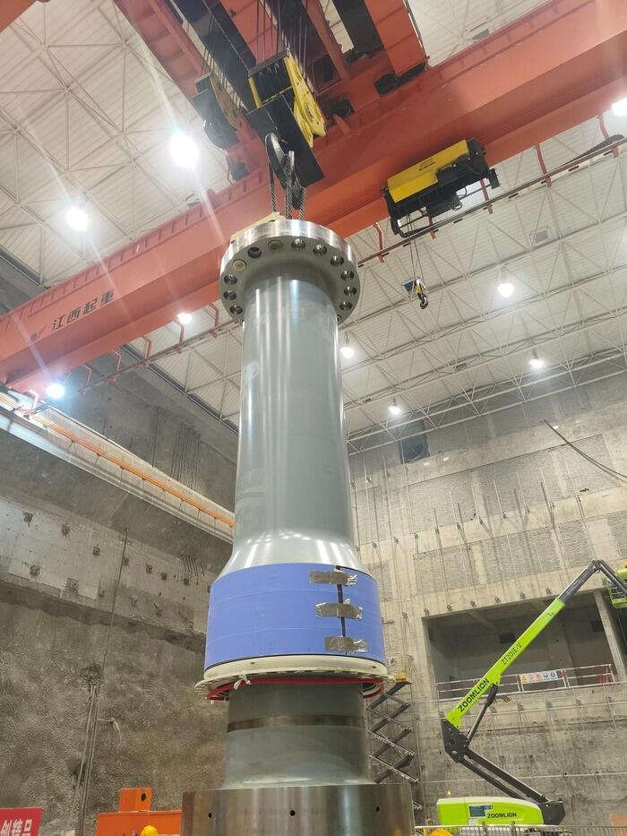 平江抽蓄首台机组水泵水轮机主轴吊装就位