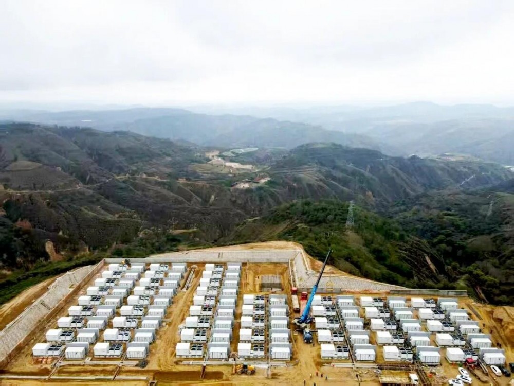 陕西延安一储能电站项目设备吊装成功