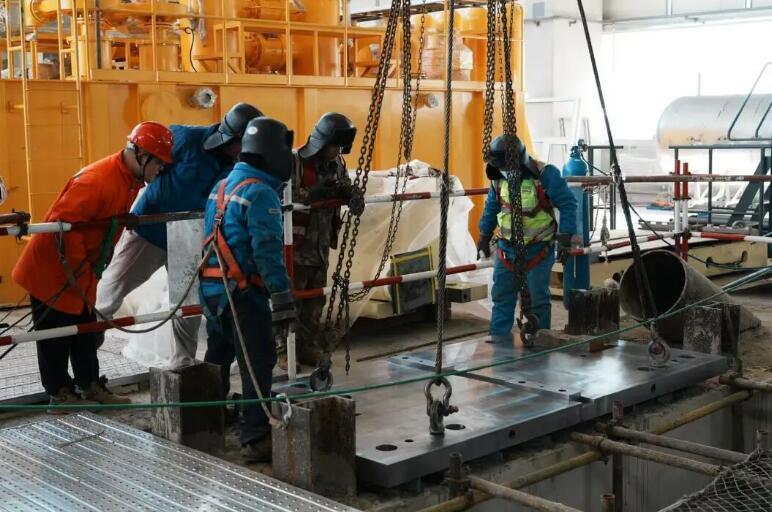 内蒙古满洲里 2×35万千瓦热电联产项目提前5天完成汽轮机台板就位