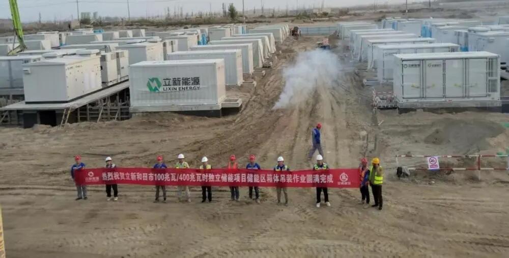 新疆和田市100兆瓦/400兆瓦时独立储能项目储能区设备全部顺利就位