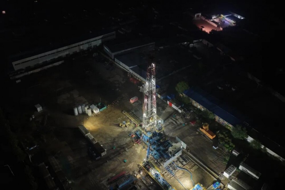 超威集团“井场移动储能车供电示范项目”在渤海钻探成功投运，开创行业先河