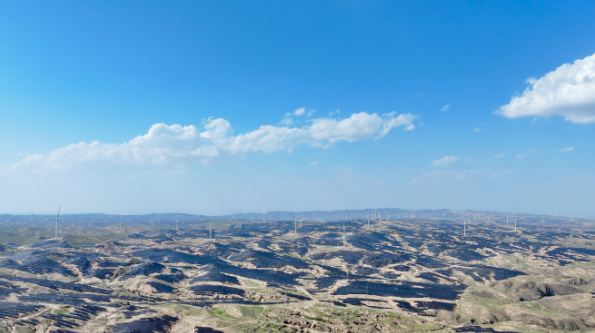 中国单体最大光伏基地项目首批并网发电