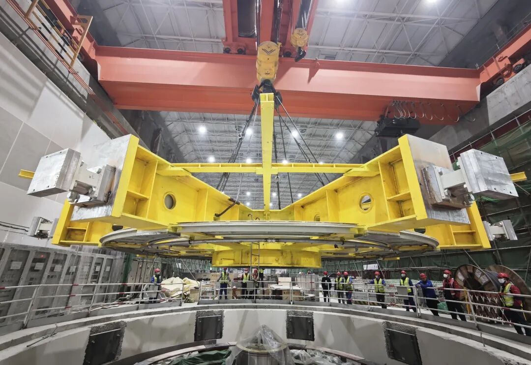 河北易县抽水蓄能电站2号机组上机架吊装就位