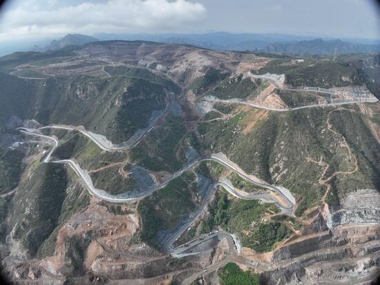 河北滦平抽水蓄能电站上下库连接路混凝土路面浇筑完成