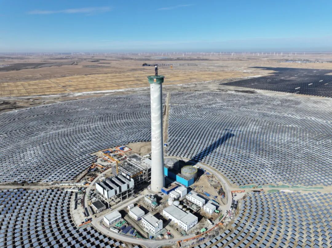 189米“能源灯塔”封顶｜通榆高纬度光热项目迈入设备安装新阶段