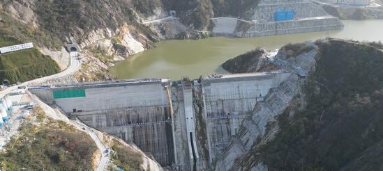 河南鲁山抽水蓄能电站下水库大坝碾压混凝土填筑完成