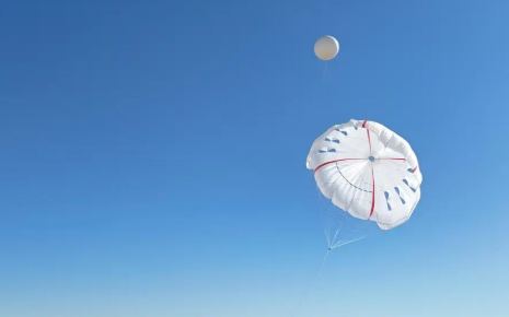 世界最大5000平方米高空风力发电捕风伞成功开伞