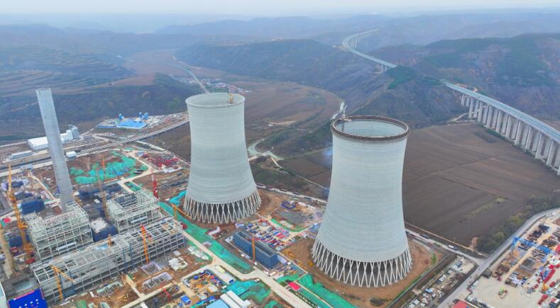 中国能建西北城建承建的陕西延长石油富县电厂二期 2×1000兆瓦高效超超临界机组工程项目3号间冷塔顺利到顶