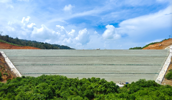 柬埔寨斯登眉登一级水电站大坝填筑到顶