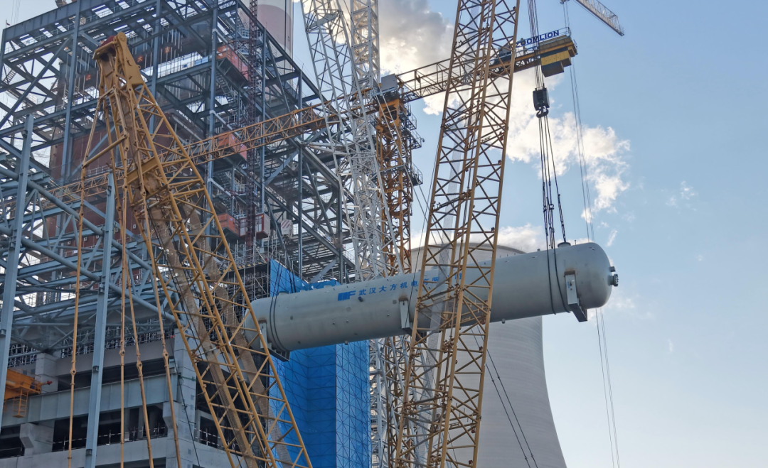 中电建核电公司承建的国家能源东营胜利电厂除氧器吊装就位
