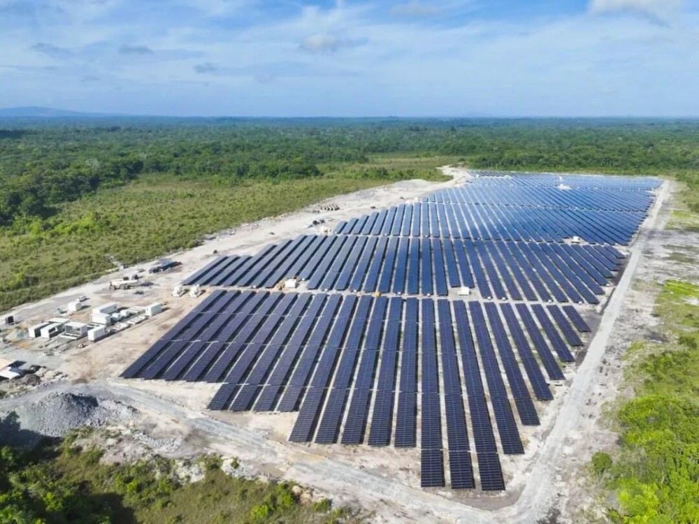 苏里南光伏储能项目首次并网发电