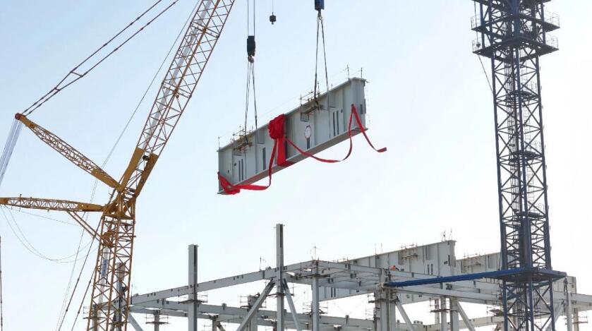 国家电投东北公司阜新发电四期2×350兆瓦热电联产机组扩建项目完成5号锅炉大板梁吊装