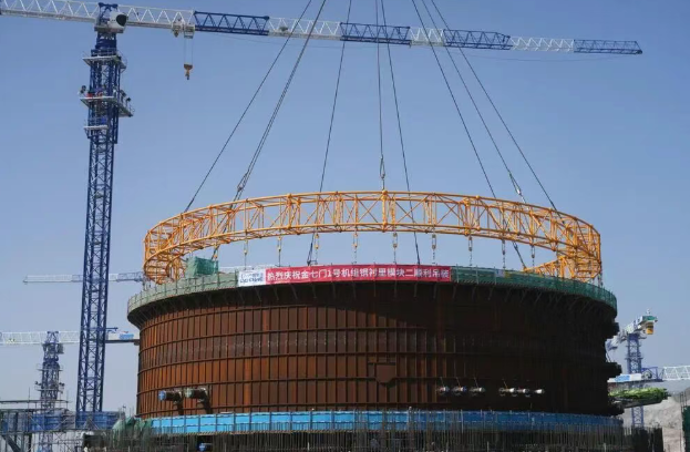 金七门核电1号机组钢衬里筒壁二、三段整体模块吊装成功