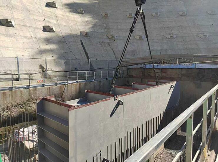 潘口抽蓄电站上水库进、出水口事故闸门完成吊装