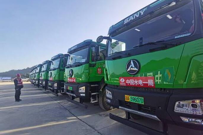 来宾抽水蓄能电站项目首批电动自卸车到场