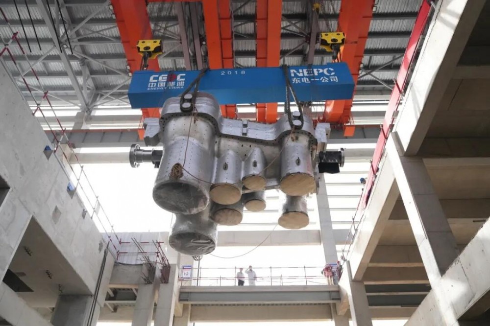世界最大压缩空气储能透平机中压模块吊装成功