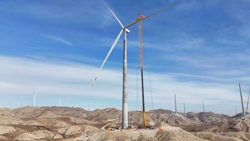 【环球网】内蒙古阿拉善中盐风电项目首台混塔风机吊装成功