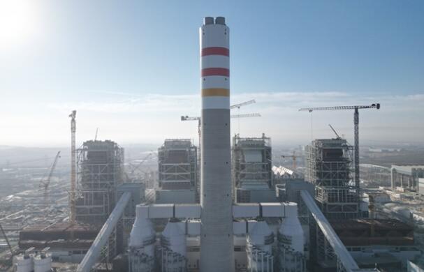 全国首创悬挂式四管集束烟囱钢内筒全部就位