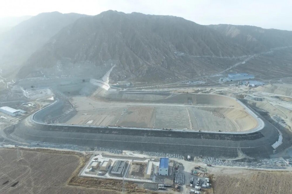 甘肃张掖抽水蓄能电站下水库大坝填筑到顶