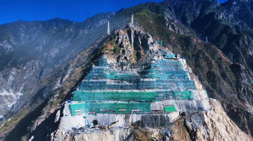 孟底沟水电站左岸边坡全线开挖突破100米