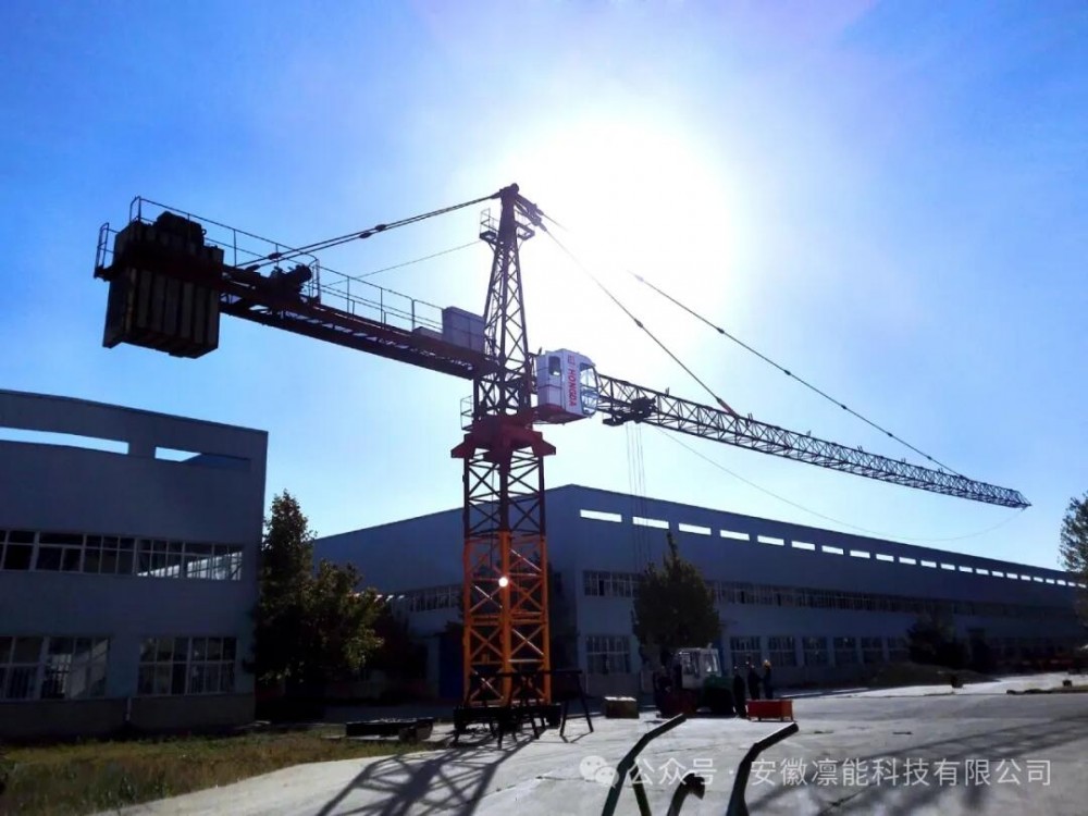 夏日灼烤下的高空挑战：零能耗辐射制冷技术破解塔吊高温困局