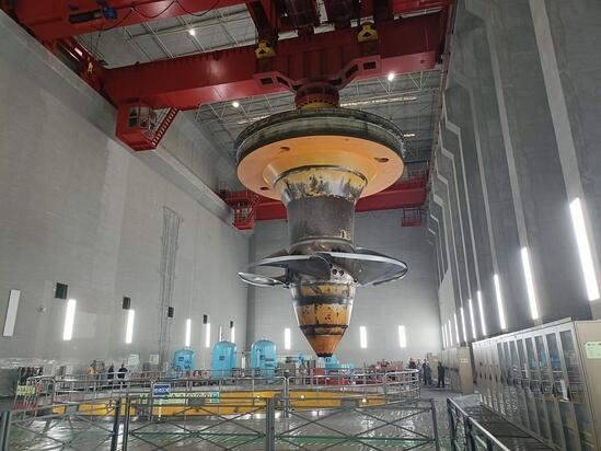 四川安谷水电站4号机组转轮“三体联吊”圆满完成