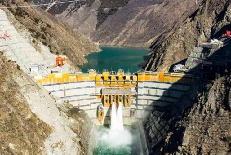 我国在建海拔最高双曲拱坝电站——叶巴滩水电站首批机组正式投产发电