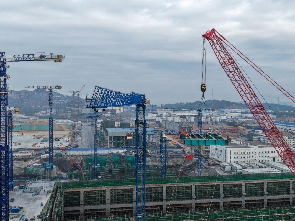 陆丰核电1号机组常规岛主厂房钢结构机电模块完成首次吊装