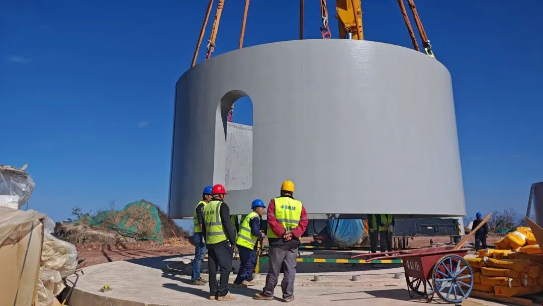 佳龙吊装圆满完成广西兴安白石混塔风电首台风机吊装