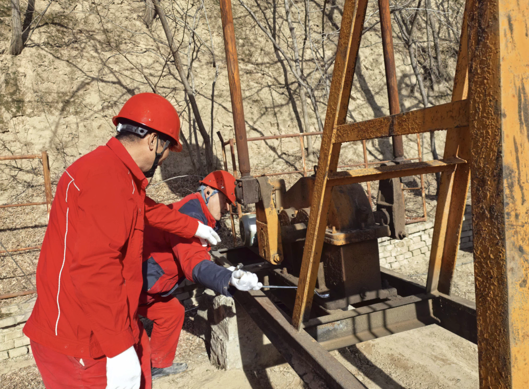 青平川采油队：守护生产“生命线” 冬季设备隐患排查见实效