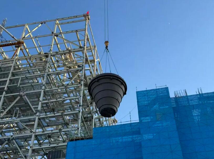 中煤乌审旗煤电项目迎来2026年首个工程节点！1号机组钢煤斗顺利开吊