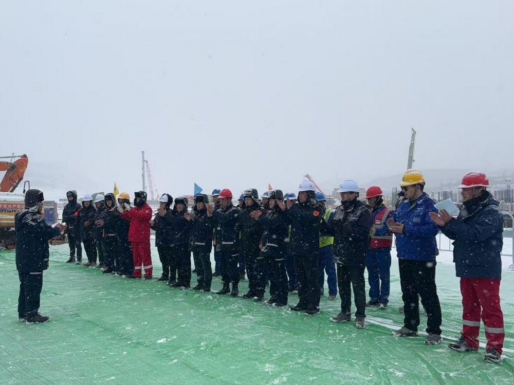 宁夏固原彭阳项目2号锅炉钢架顺利开吊