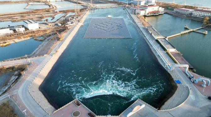 中国首个集中式海水漂浮式光伏项目在天津并网发电