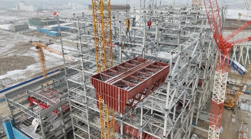 新疆油田煤电项目2号机组省煤器灰斗顺利完成吊装