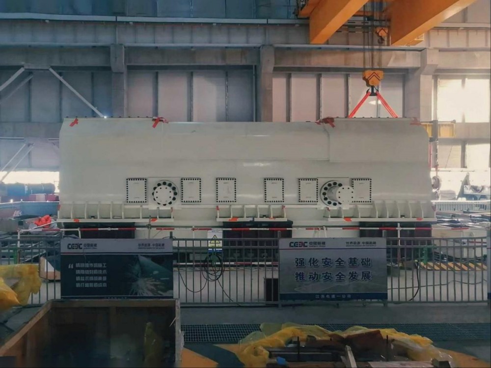 国能宁夏六盘山项目1号机组发电机外定子顺利吊装就位