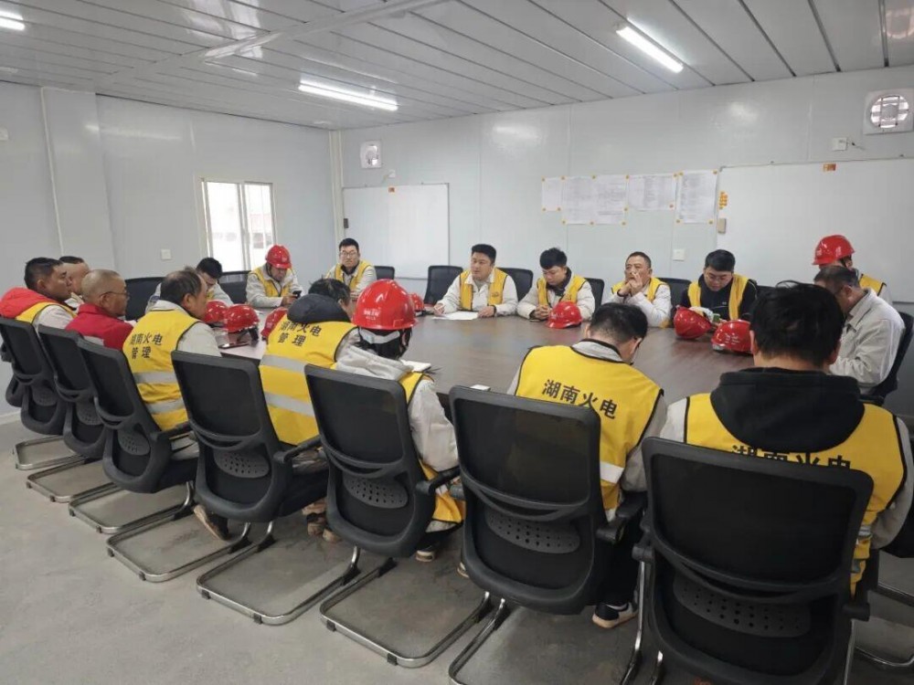 湖南岳州项目2号锅炉首根钢架顺利吊装完成