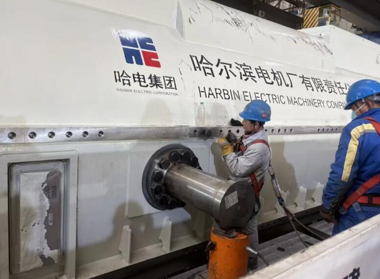 天津国能盘山延寿改造项目2号发电机定子吊装成功