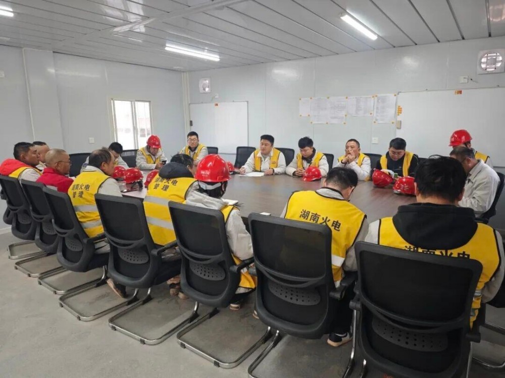 湖南岳州项目2号锅炉首根钢架吊装完成