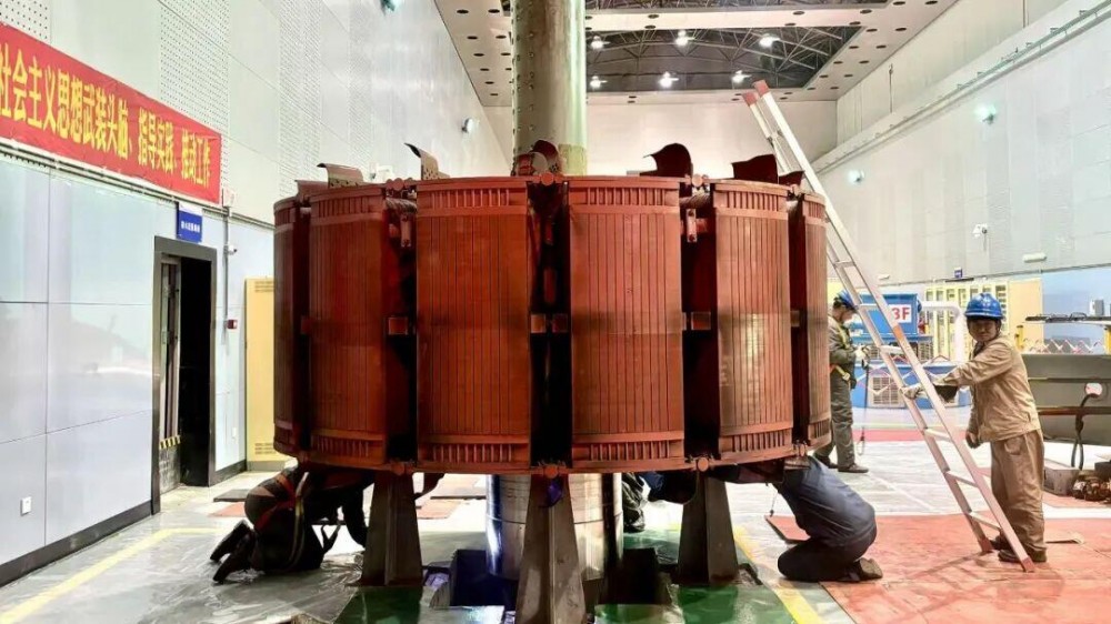西藏开投金桥水电站2号机组转子安全吊出