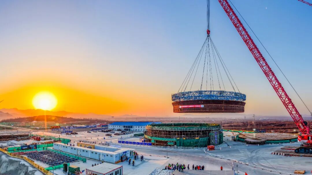 中广核山东招远核电1号机组核岛钢衬里首个模块吊装就位