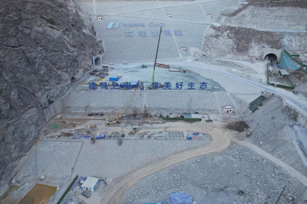 拉哇水电站大坝量水堰防渗墙顺利浇筑完成