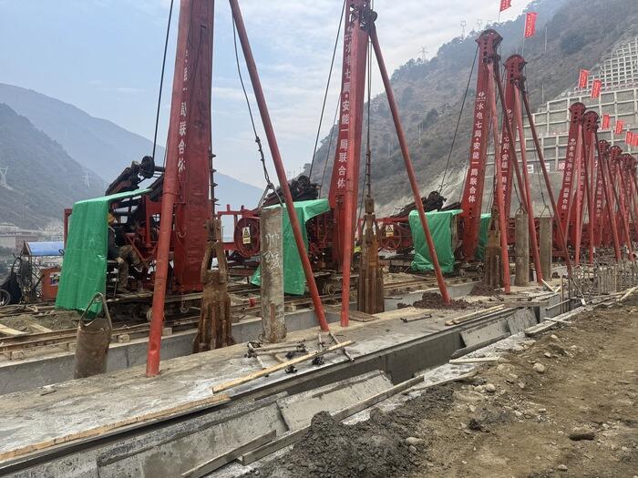 四川老鹰岩二级水电站二期围堰防渗墙工程开工