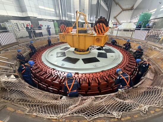 东西关水电站2号机组转子成功吊装