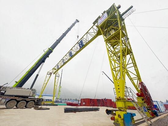 广西百色煤电项目1号40吨龙门吊安装完成